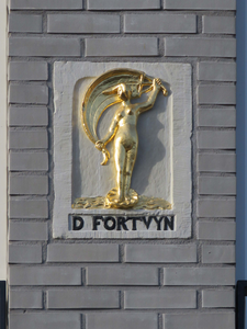 838367 Afbeelding van de gerestaureerde en op de oude locatie teruggeplaatste gevelsteen 'D Fortvyn', in de voorgevel ...